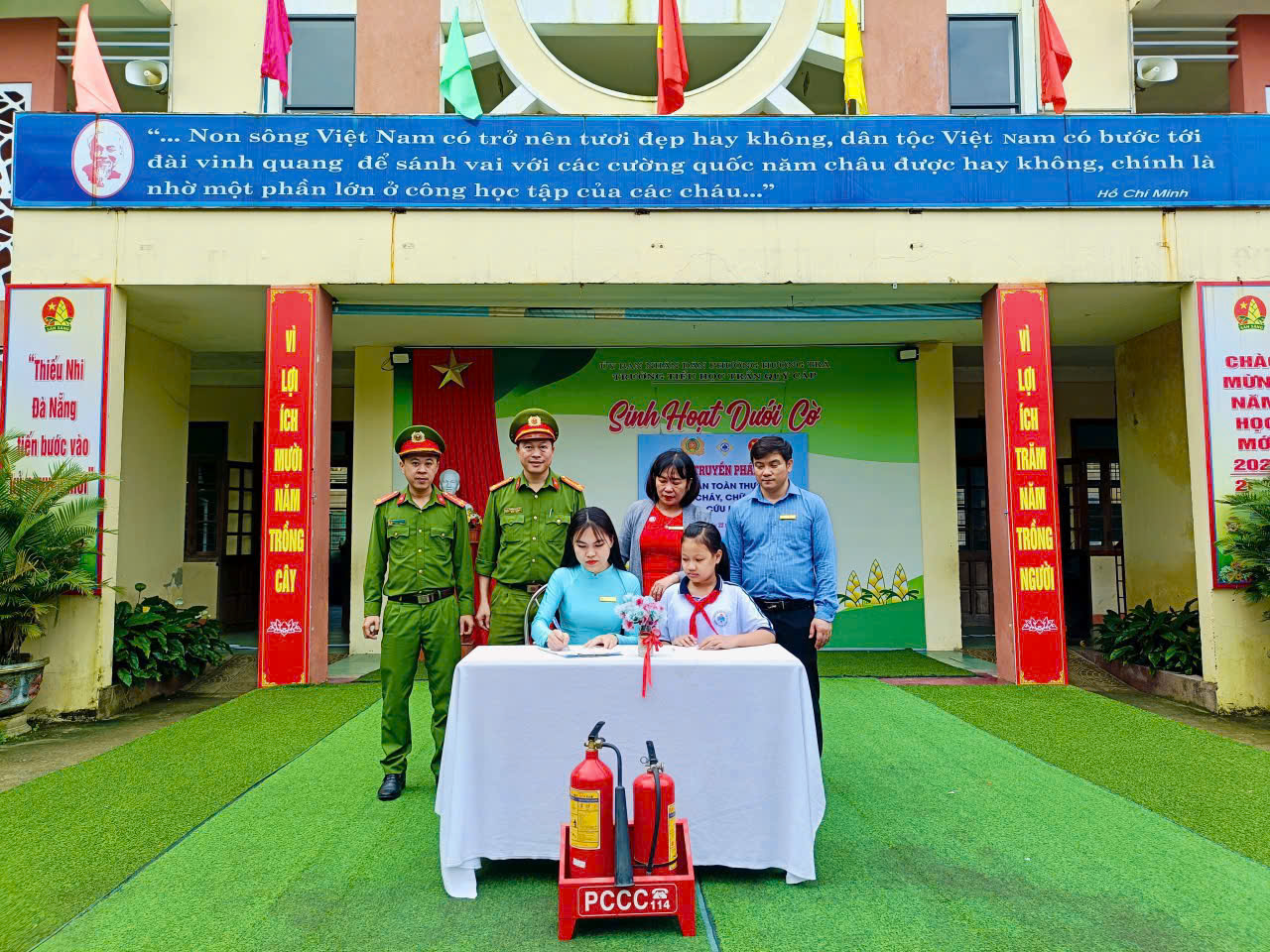 Giáo viên, học sinh ký cam kết Giáo viên, học sinh ký cam kết